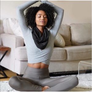 NWT Beyond Yoga infinity scarf with hidden pocket